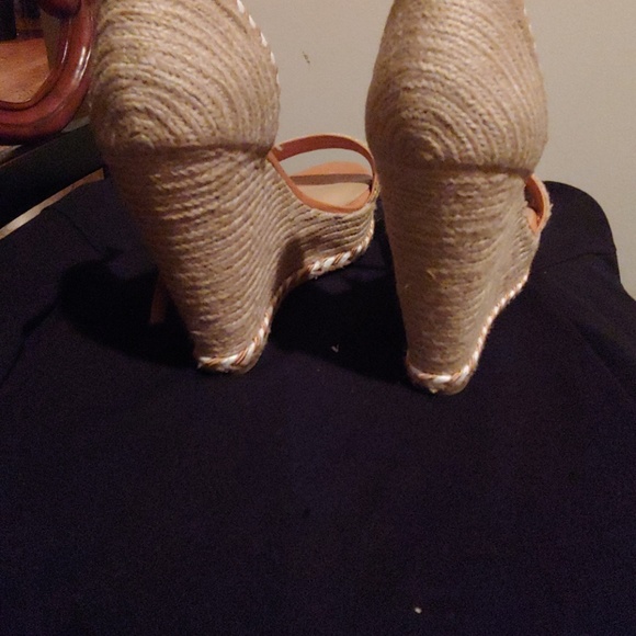 Snoes - Picture 5 of 6